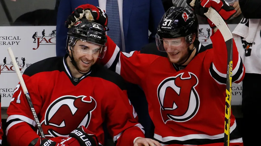 Pavel Zacha (vpravo) a jeho spoluhráč z New Jersey Devils Kyle Palmieri