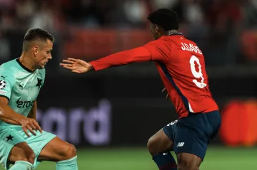 Tomáš Holeš ze Slavie čelí akci Jonathana Davida z Lille