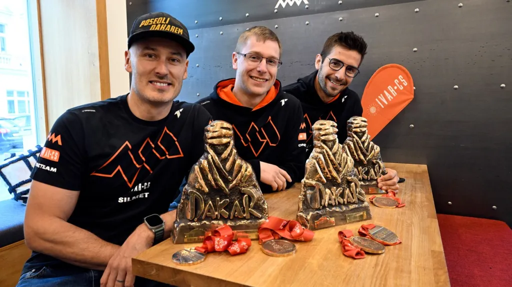 Zleva navigátor František Tomášek, mechanik David Švanda a jezdec Martin Macík