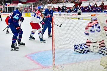 Klára Peslarová v české brance inkasuje v utkání proti USA