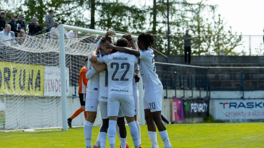Fotbalisté Vyškova oslavují gól