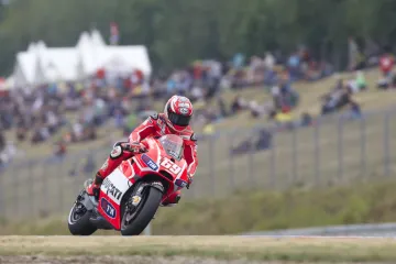 Neděle na Grand Prix patří tradičně závodům