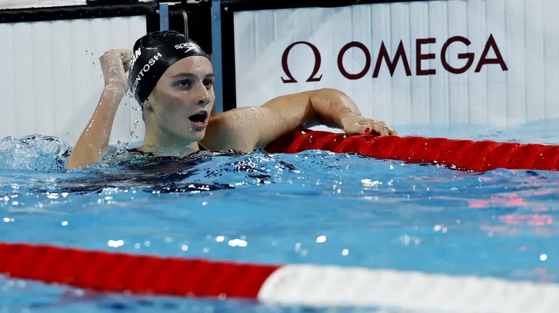 Summer McIntoshová se raduje z vítězství