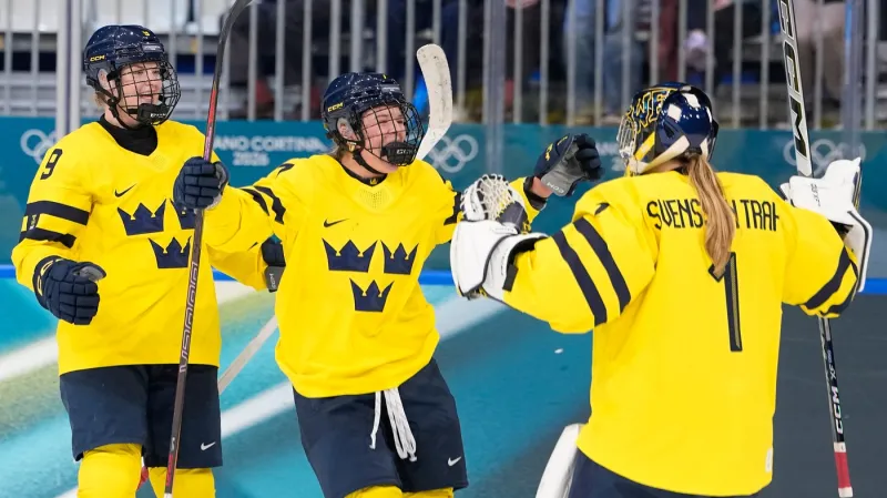 Švédské hokejistky oslavují výhru