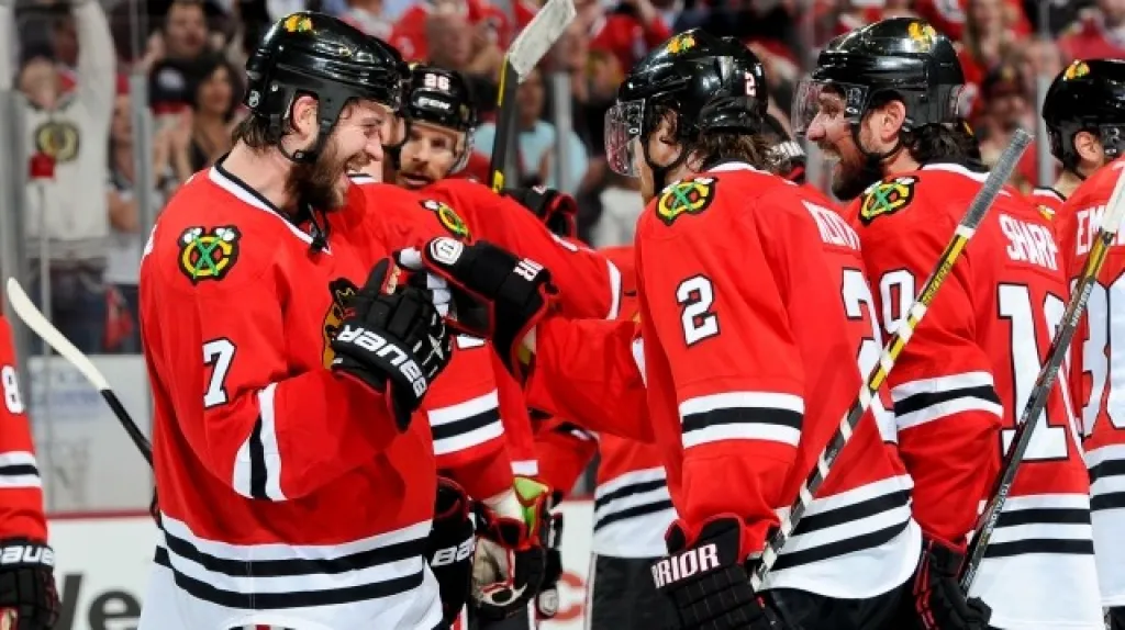 Radost hokejistů Chicaga po postupu do finále Západní konferenece