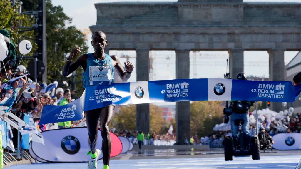 Eliad Kipchoge v cíli Berlínského maratonu