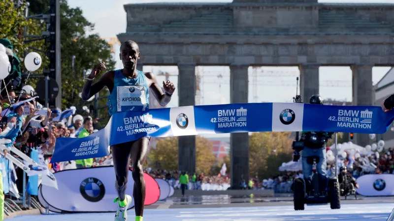 Eliad Kipchoge v cíli Berlínského maratonu