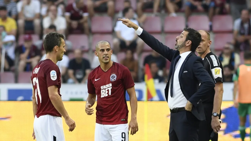 Trenér Andrea Stramaccioni diriguje hráče Sparty