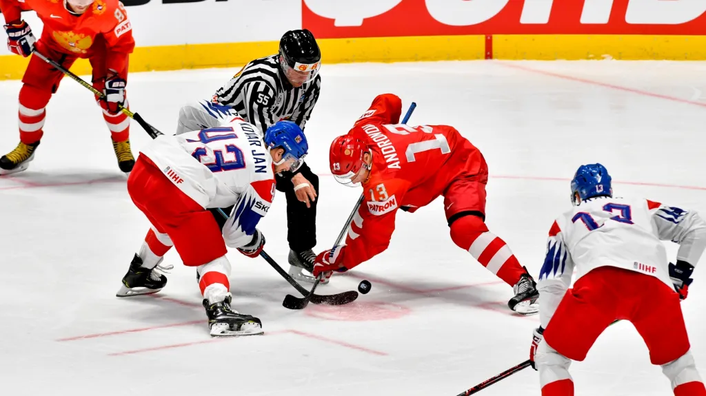 Jan Kovář na vhazování v zápase proti Rusku