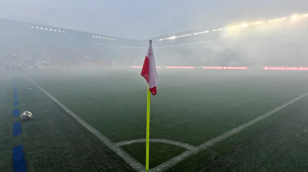 Eden zahalený dýmem po akci slávistických chuligánů v zápase s Olomoucí