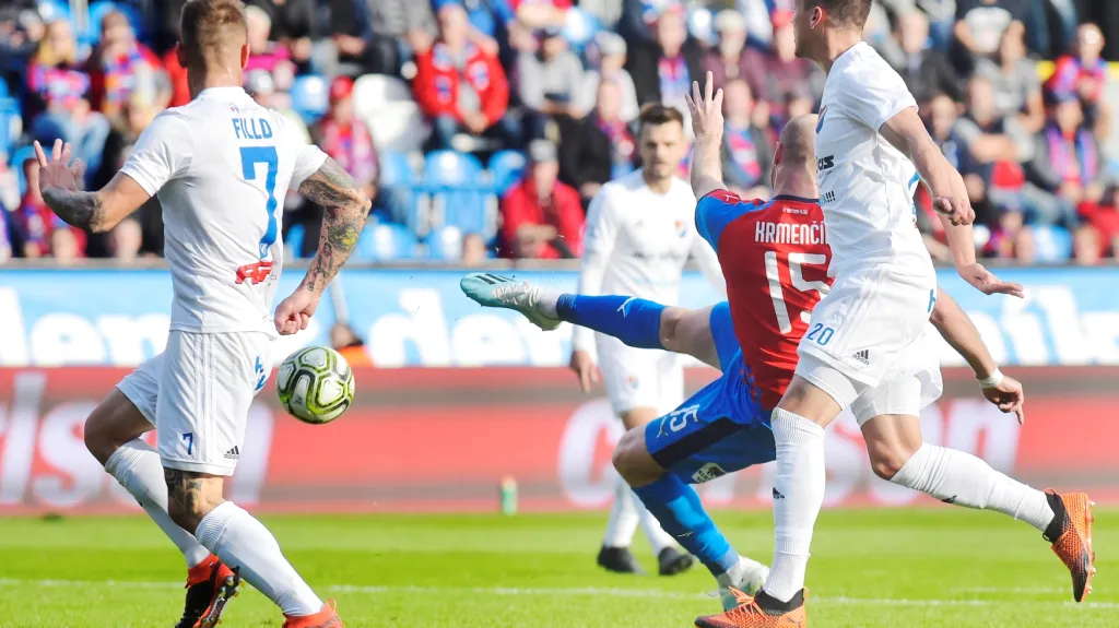 Michael Krmenčík z Plzně střílí na branku Baníku Ostrava