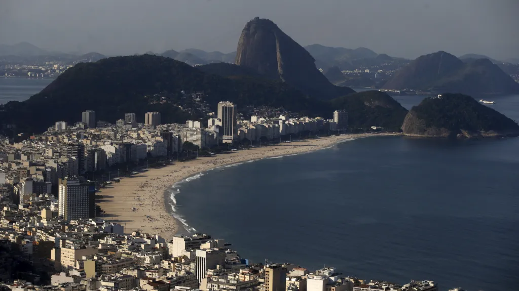 Pláž Copacabana, kde se bude konat plážový volejbal, dálkové plavání, triatlon, pojedou zde silniční cyklisté