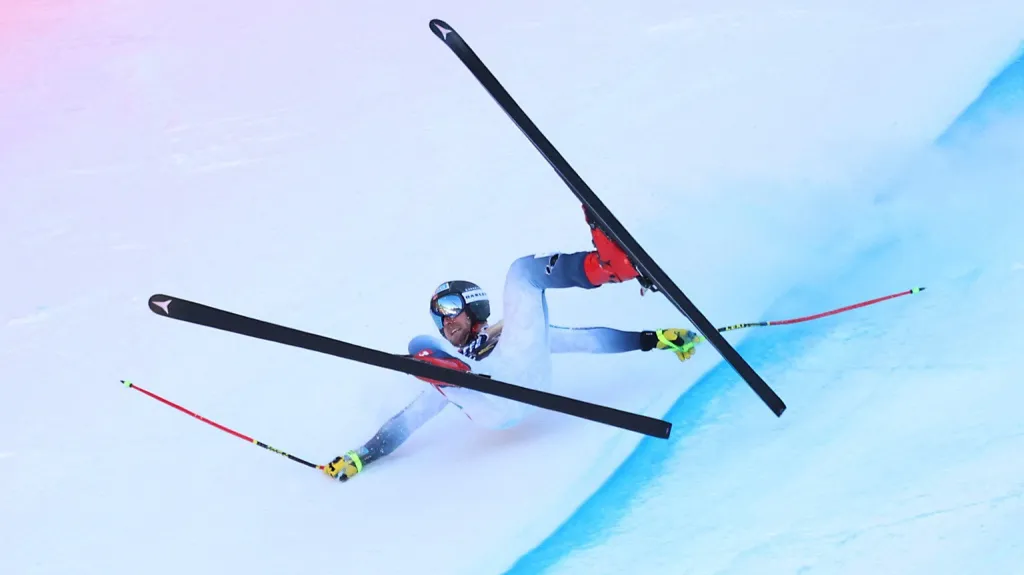 Aleksander Aamodt Kilde padá během sjezdu ve Wengenu