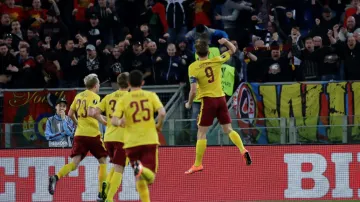 Radující se sparťanští fotbalisté a fanoušci