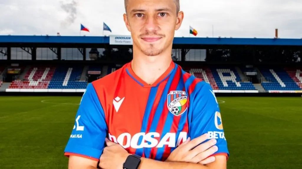 Adam Vlkanova pózuje v plzeňském dresu