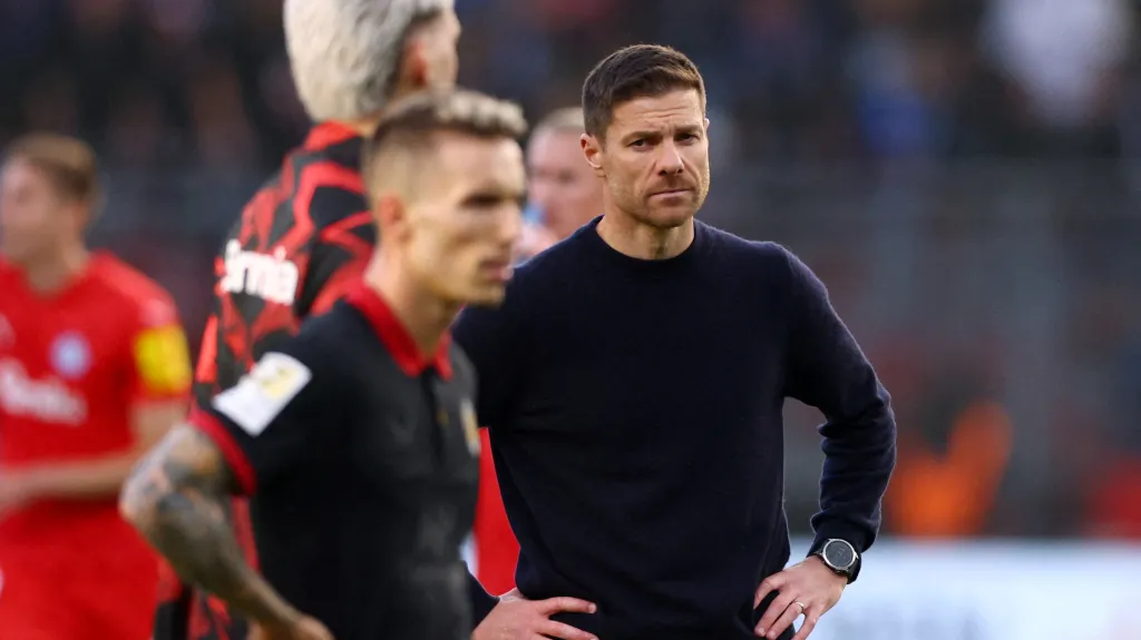 Zklamaní fotbalisté Leverkusenu v čele s trenérem Xabim Alonsem