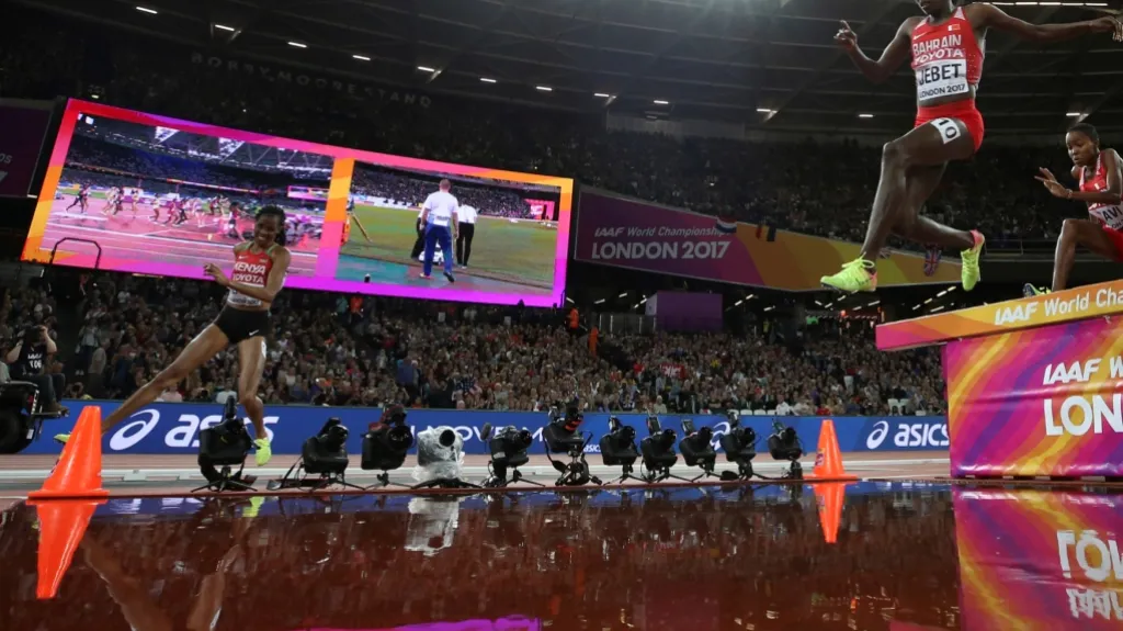 Beatrice Chepkoechová si uvědonuje svou chybu a vrací se na vodní příkop