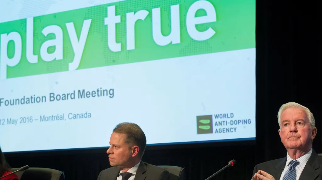 Prezident WADA Craig Reedie (vpravo)