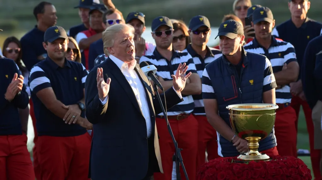 Donald Trump předává trofej pro vítěze Prezidentského poháru