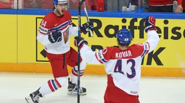 Tomáš Kundrátek se raduje s Janem Kovářem ze vstřelené branky