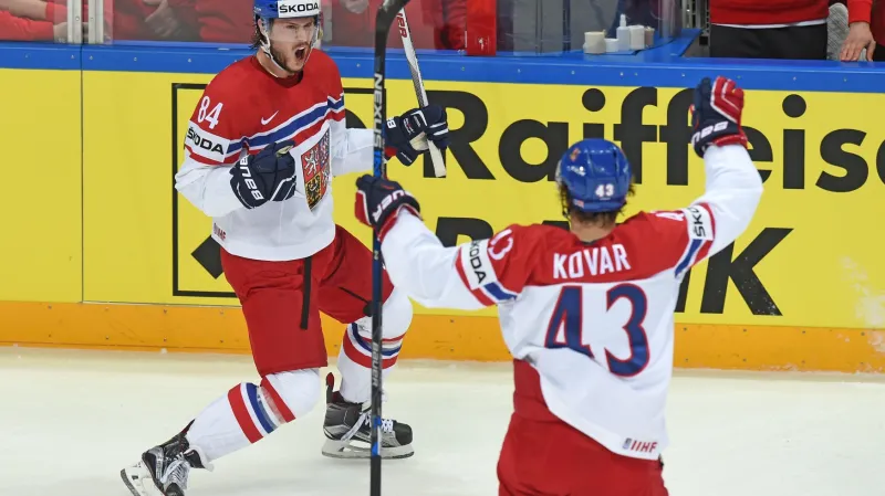 Tomáš Kundrátek se raduje s Janem Kovářem ze vstřelené branky