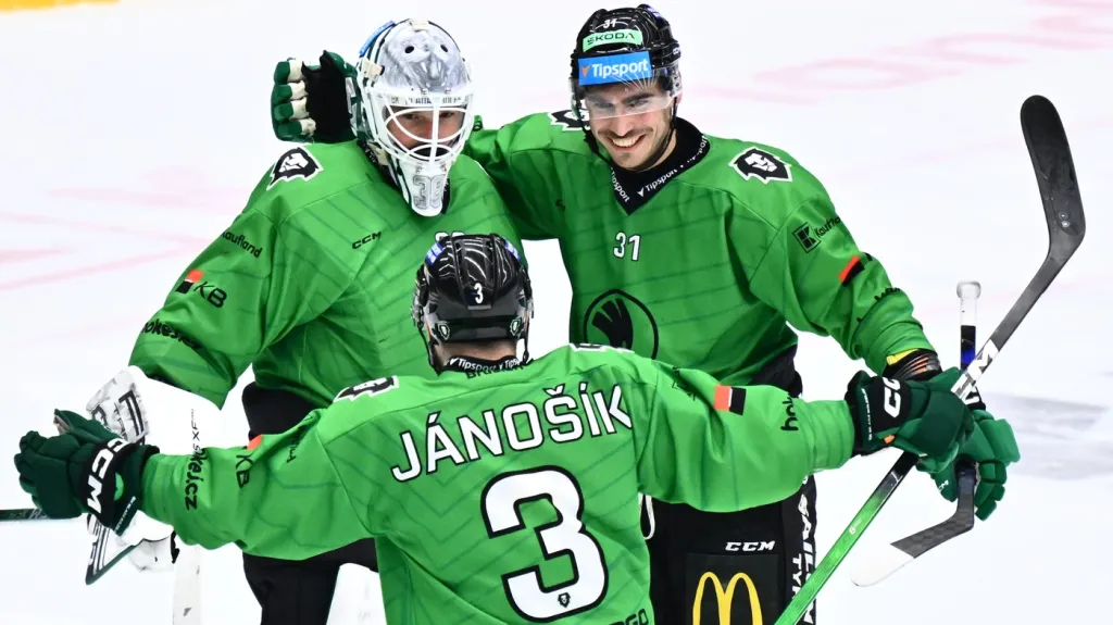 Dominik Lakatoš se raduje se spoluhráči