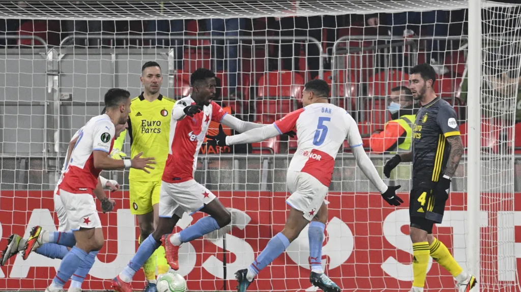 Peter Olayinka ze Slavie se raduje z gólu v síti Feyenoordu