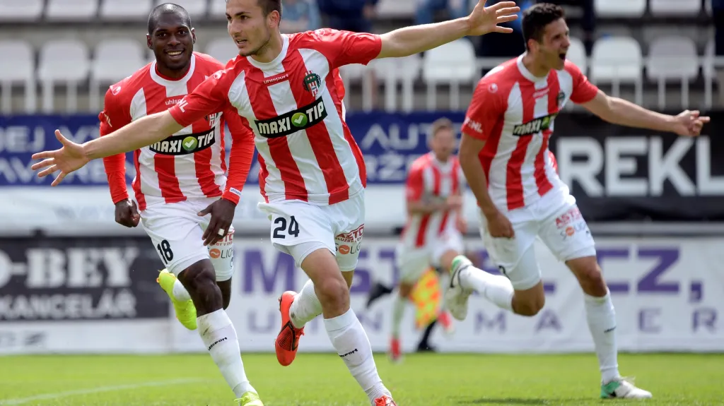 Fotbalisté Viktorie Žižkov se radují z gólu