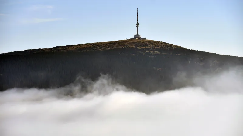 Vrchol Pradědu od horní nádrže Dlouhé Stráně