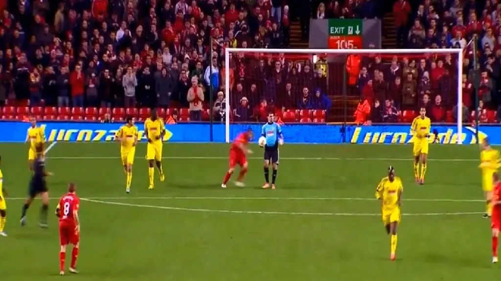 Agger "krade" míč brankáři Machačkaly