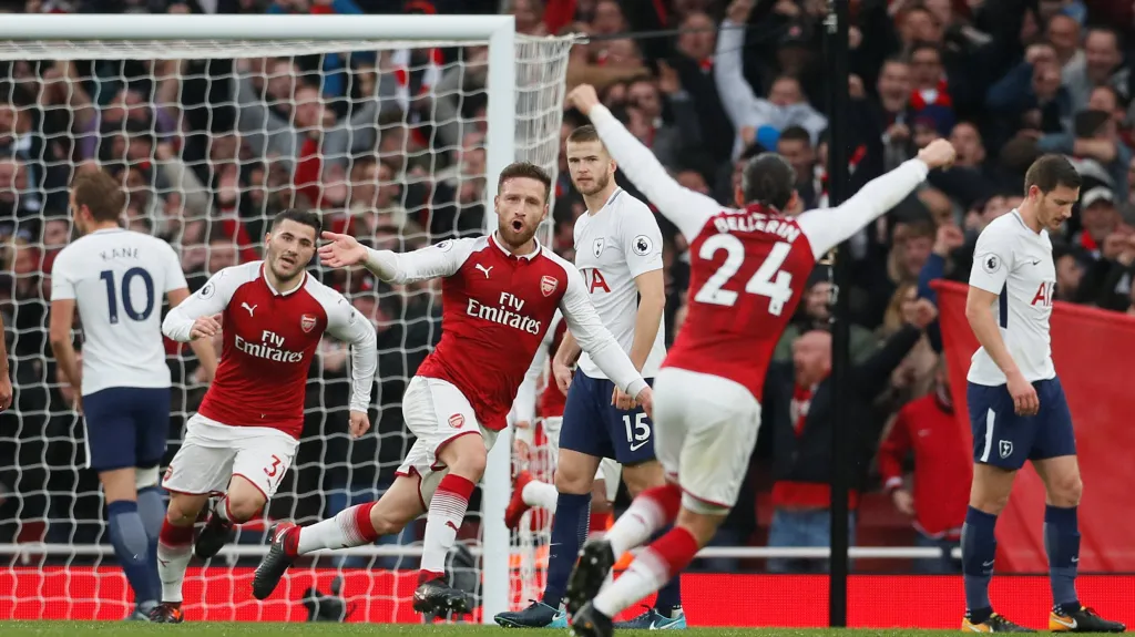 Shkodran Mustafi (uprostřed) se raduje se spoluhráči z Arsenalu z gólu v síti Tottenhamu