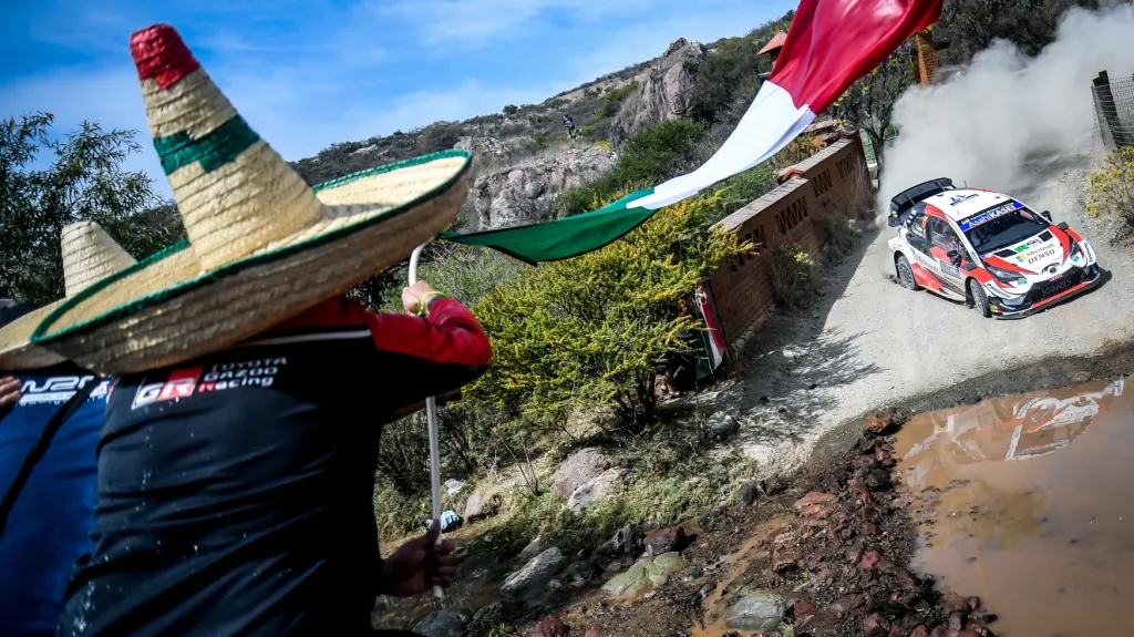 Sebastien Ogier (vpravo) na Mexické rallye
