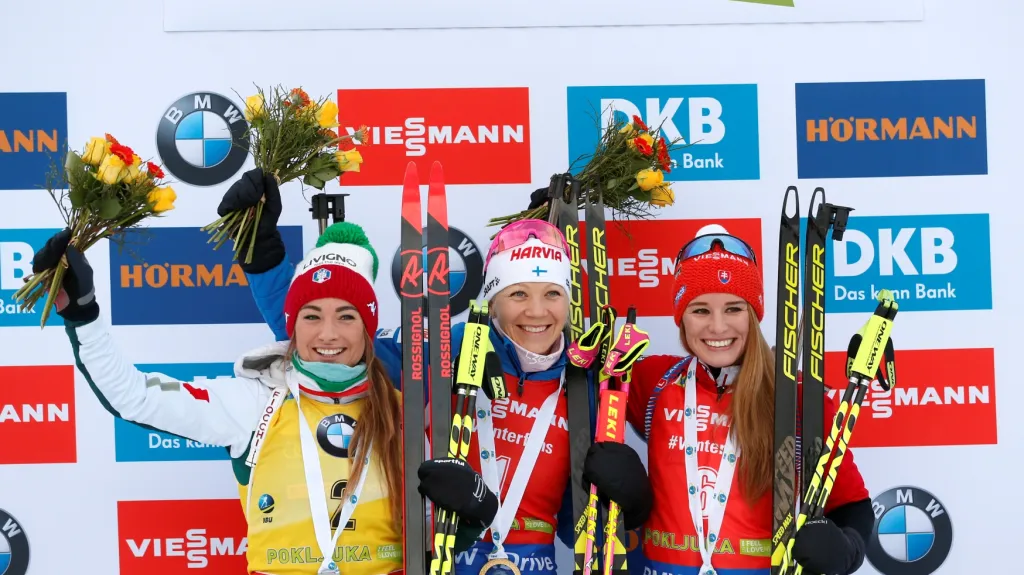 Zleva stříbrná Dorothea Wiererová, zlatá Kaisa Mäkäräinenová a bronzová Paulina Fialková po stíhačce v Pokljuce