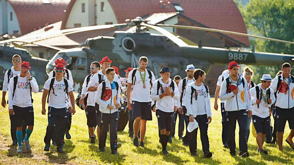 Čeští olympionici přiletěli na Lipno vrtulníkem