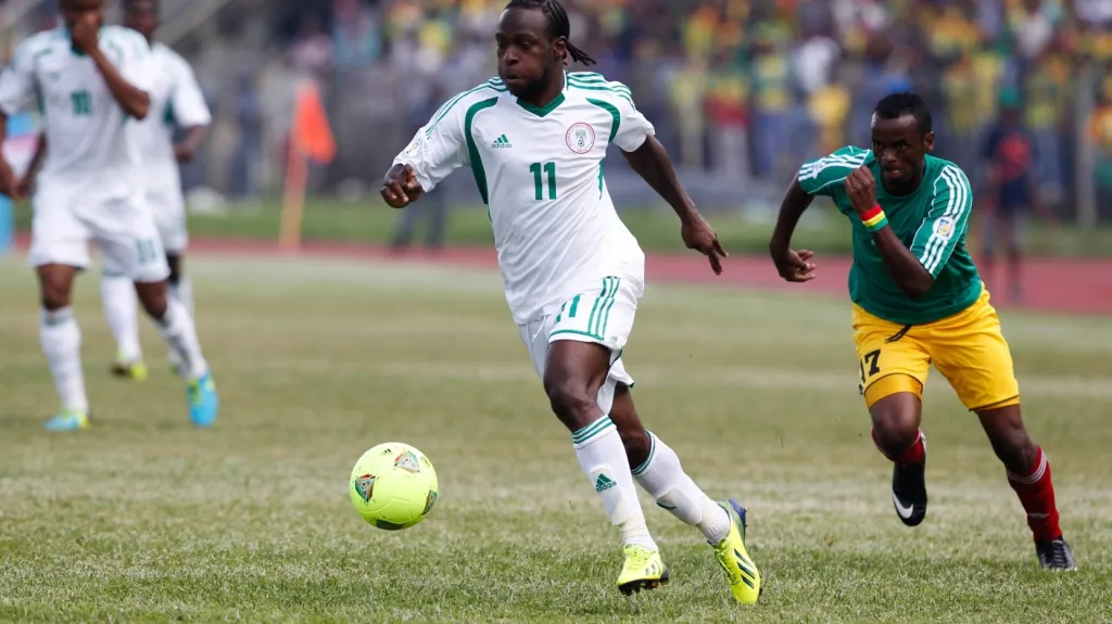 Nigerijec Victor Moses (vlevo) v zápase proti Etiopii