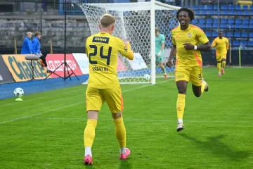 Křehlík a Omotoye oslavují gól