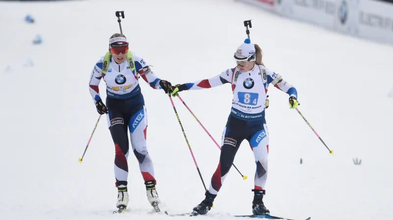 Lucie Charvátová (vlevo) předává štafetu Evě Kristejn Puskarčíkové