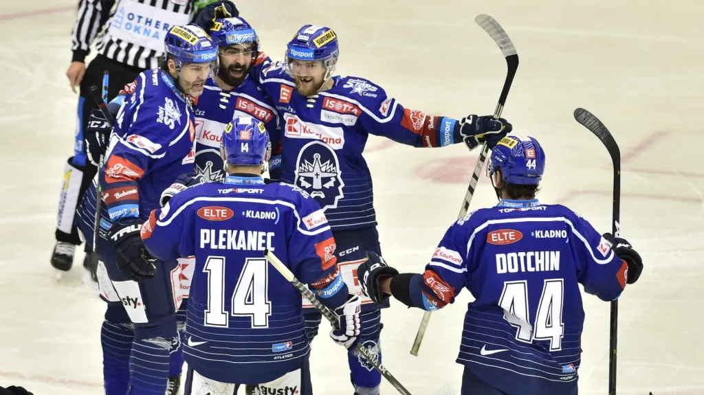 Hokejisté Kladna v čele s Jaromírem Jágrem oslavují gól