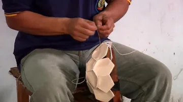 Indonéští vězni šijí míče pro Brazílii