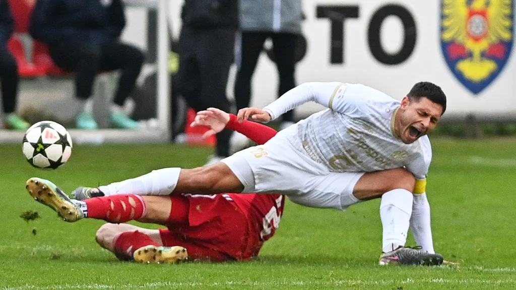 Lukáš Dadák a Jakub Kučera v utkání Třinec – Hradec Králové