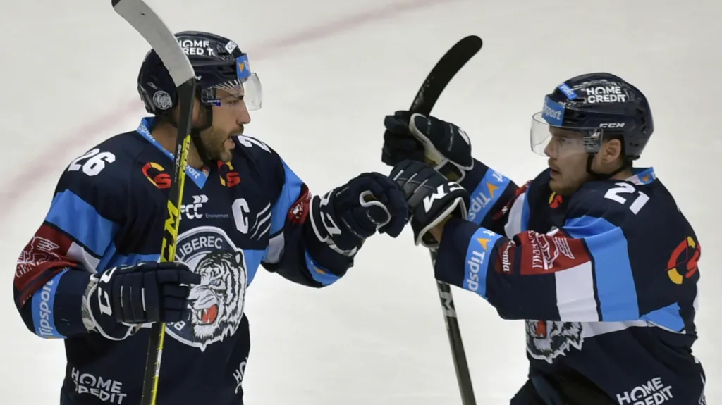 Radost libereckých hokejistů Jelínka a Stříteského