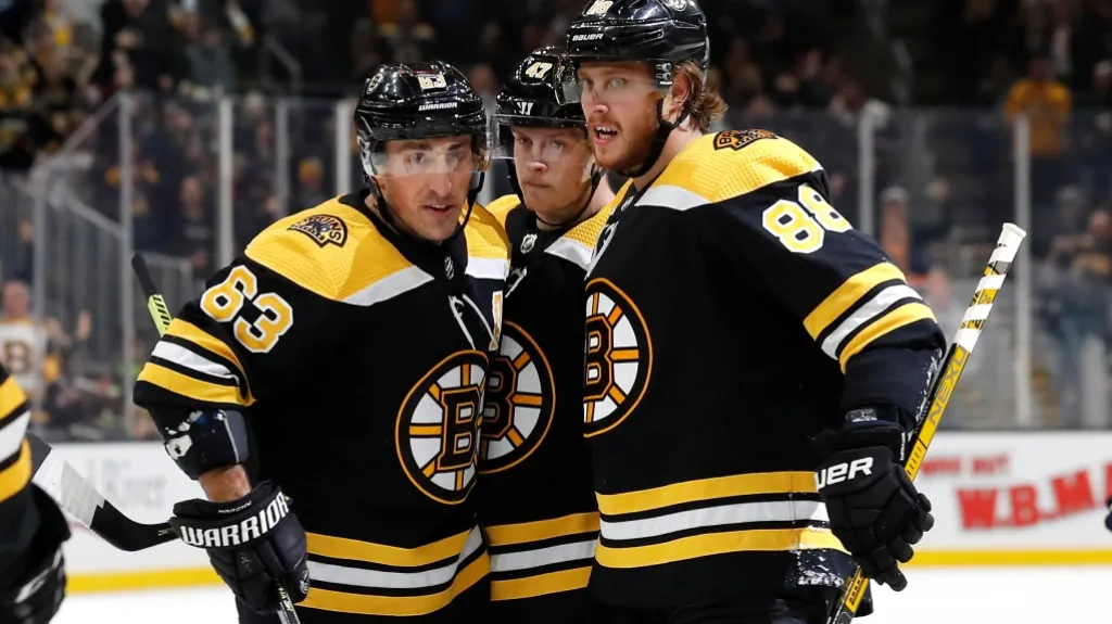 David Pastrňák (zprava) s Toreym Krugem a Bradem Marchandem