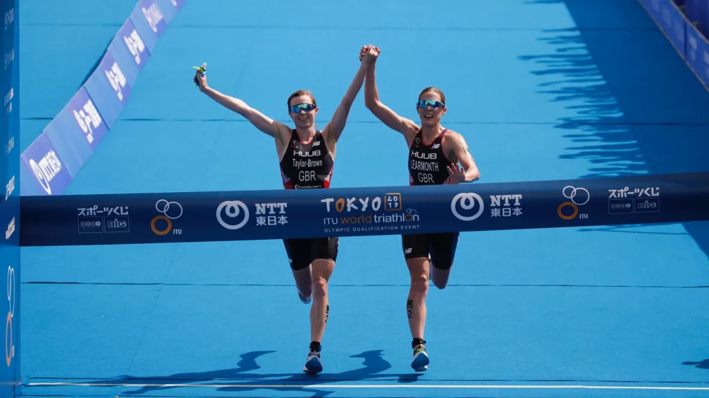 Learmonthová s Brownovou v cíli tokijského triatlonu