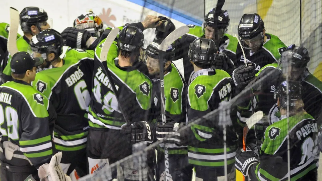 Radující se hokejisté Mladé Boleslavi