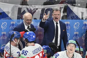 Trenér Radim Rulík na lavičce české reprezentace udílí pokyny hráčům