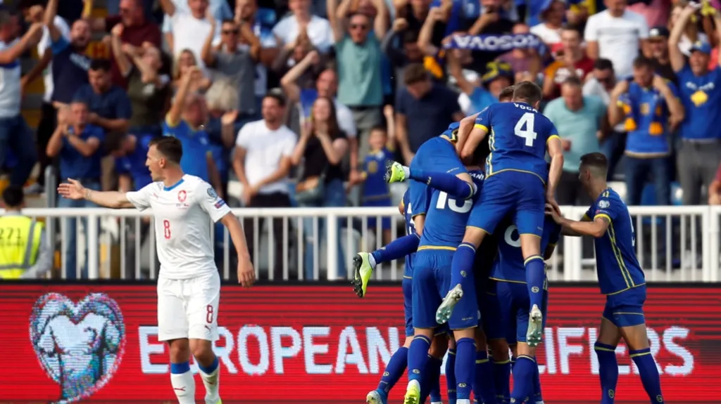 Fotbalisté Kosova se radují z branky v utkání proti české reprezentaci