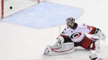 Brankář Caroliny Cam Ward inkasuje