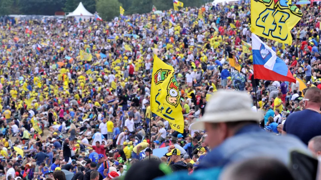 Zaplněná tribuna na brněnském automotodromu během Velké ceny České republiky