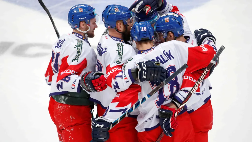 Čeští hokejisté slaví gól Kubalíka