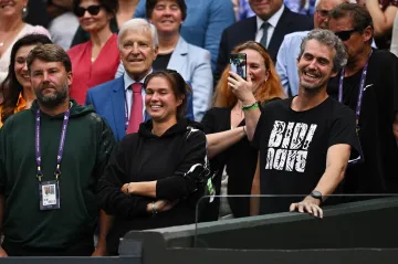 Česká výprava sleduje vítězný finálový zápas Markéty Vondroušové, vpravo trenér Jan Hernych